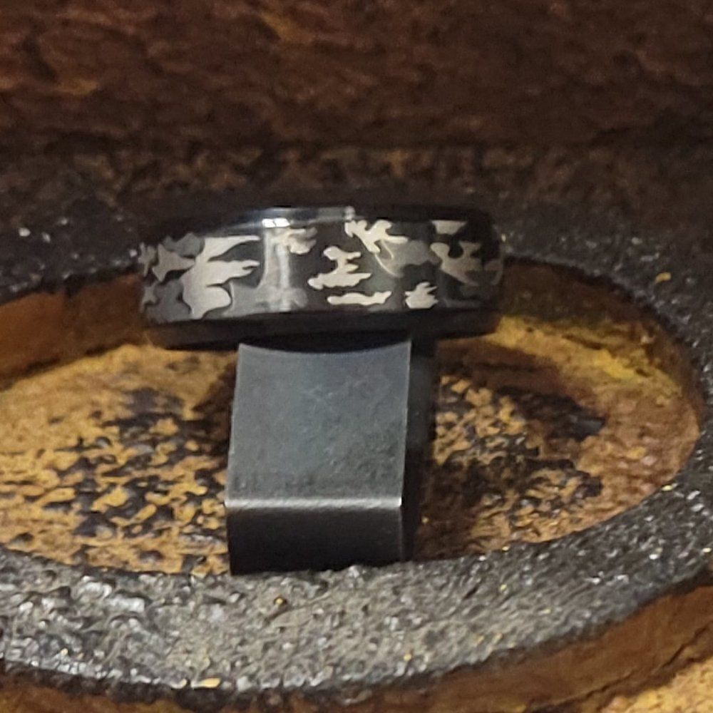 Men's Urban Black and Grey Camo Wedding Ring Band - Camouflage Wedding Ring - Picture 7 of 8